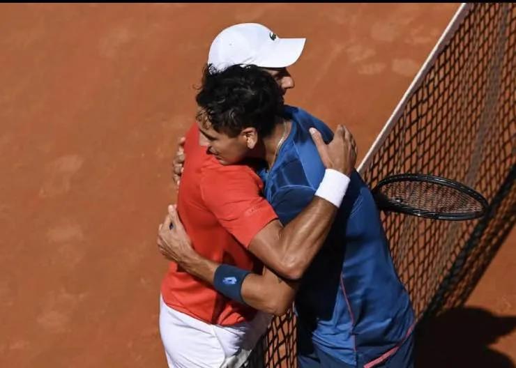 Abbraccio tra Djokovic e Tabilo a Montecarlo