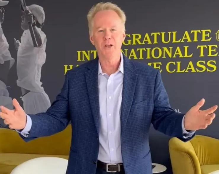Patrick McEnroe durante un discorso