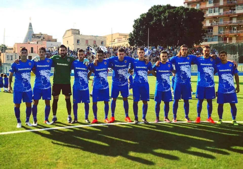 Calcio, il Siracusa in super rimonta travolge il Cosenza: ecco il messaggio di Cutrufo