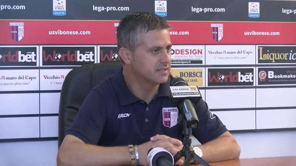 Calcio, le preoccupazioni del tecnico rossoblu Costantino: “Il Siracusa è una squadra che fa gol”
