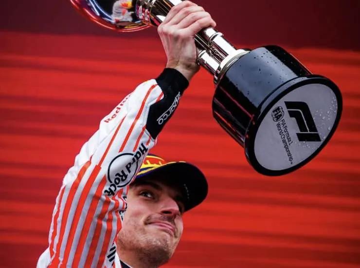 Verstappen alza il trofeo in Giappone