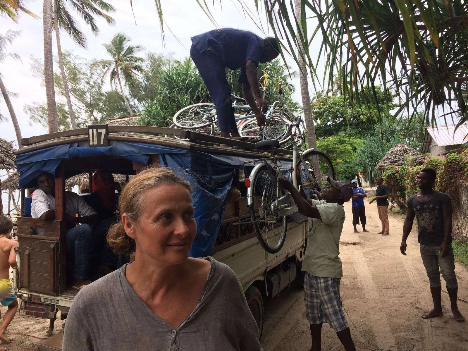 Siracusa, la parrocchia di San Paolo dona 20 biciclette nell’isola di Zanzibar