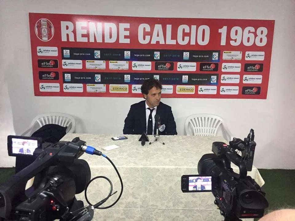 Calcio, la Sicula Leonzio perde col Rende. Pino Rigoli in conferenza stampa: “Beffati nell’unica opportunità concessa”