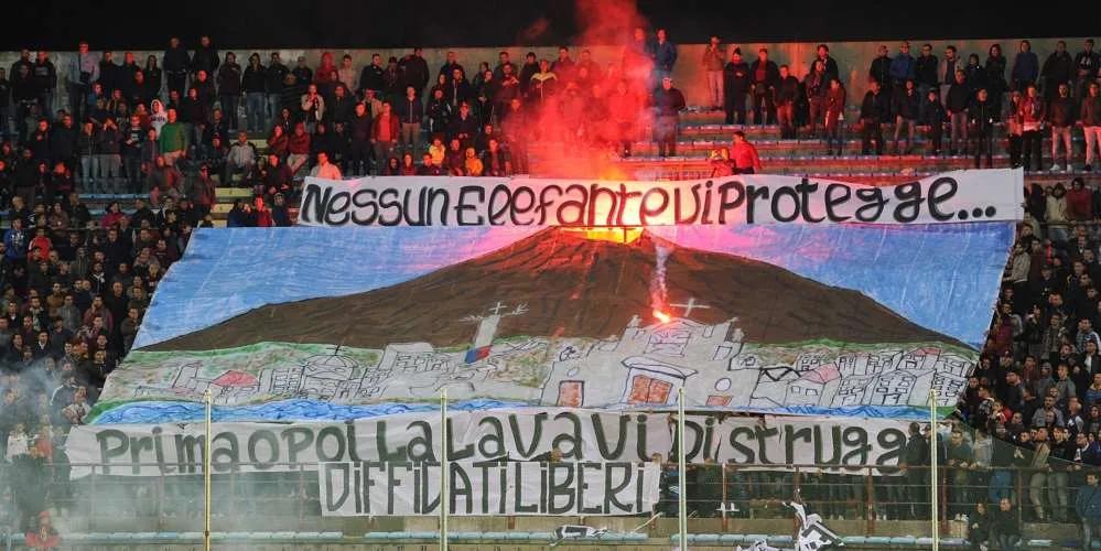 Calcio Lega Pro, è caccia agli autori dello striscione esposto durante Reggina-Catania