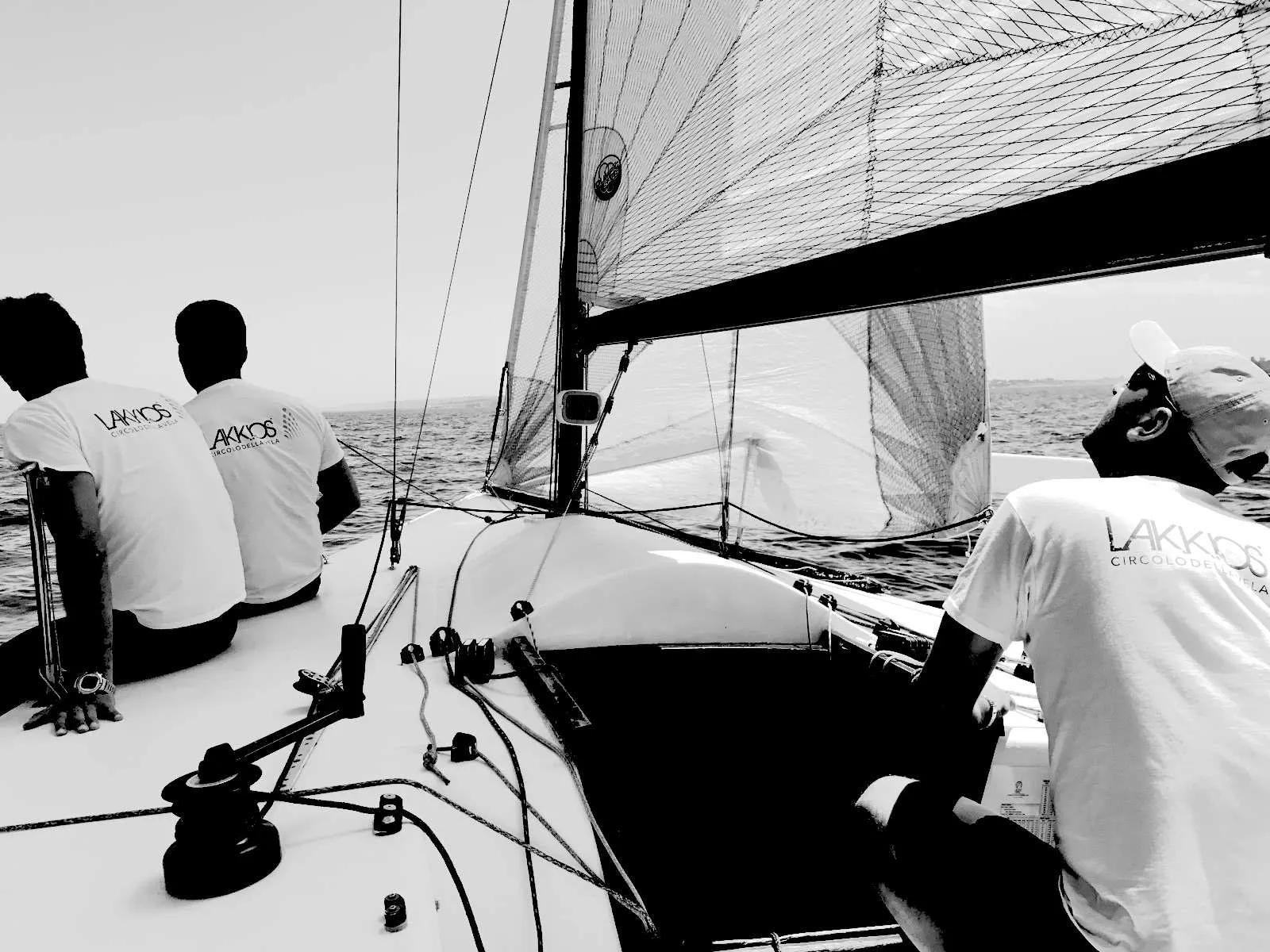 Vela, cosa succede a bordo durante una regata? Ecco il video del Circolo della Vela Lakkios!