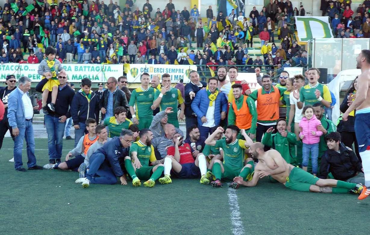 Calcio, il Palazzolo torna in serie D, grande festa dopo il pari con il Biancavilla