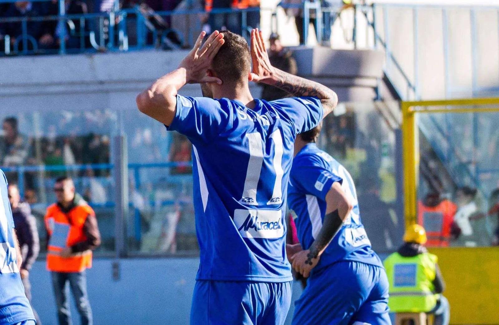 Calcio, per il Siracusa continua la striscia positiva: vince con il Fondi. Decisivo Scardina, incisivo Santurro. I commenti di mister Sottil