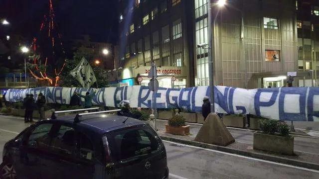 VIDEO Calcio, sorpresa per i bimbi in ospedale. Tifosi del Napoli intonano: “Non mollate mai”