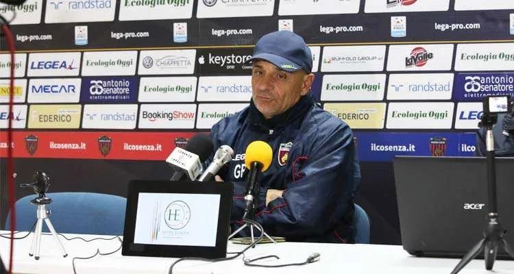 Calcio, il tecnico del Cosenza Rosselli in conferenza stampa: “Dobbiamo trovare il giusto equilibrio tra gioco e risultati”