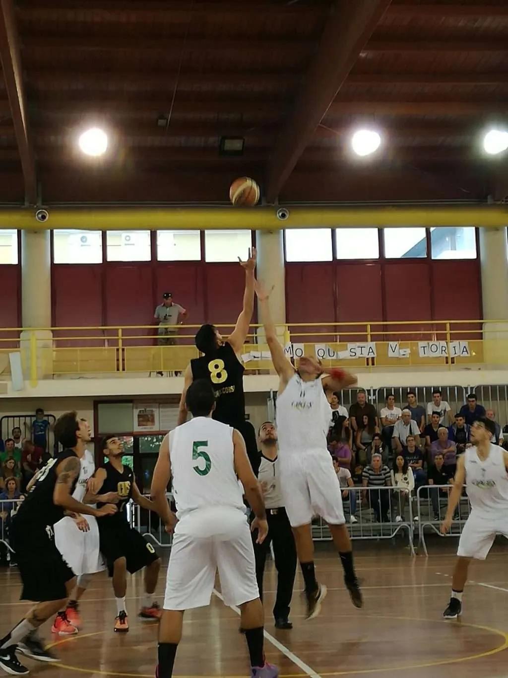 Siracusa, il player americano DiTrapano porta alla vittoria l’Aretusa Basket
