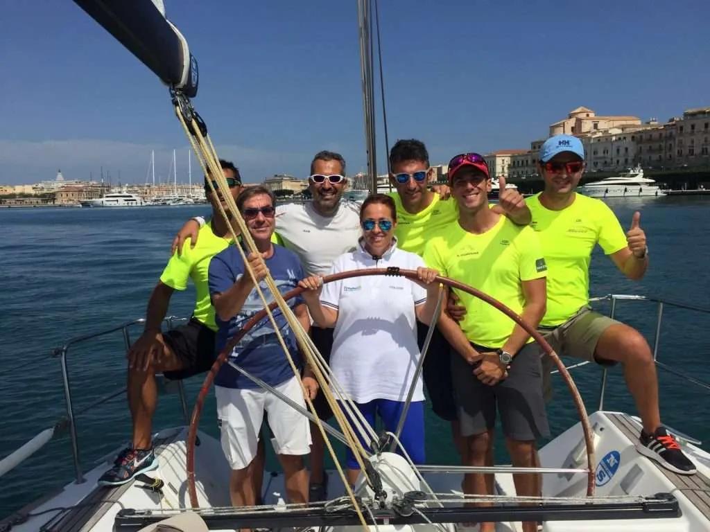 VIDEO. Vela, soli 15 giorni alla “Ortigia Sailing Cup”: a bordo di “SCIARRINA” un ospite d’onore. I commenti del pre-regata
