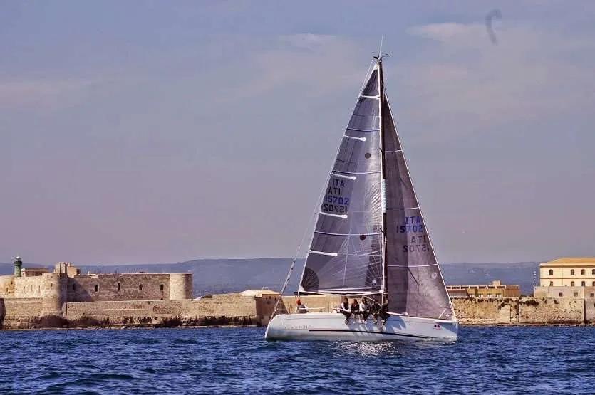 VELA ALTURA, grande adesione alla regata sociale goliardica SASIZZA’s CUP 2015.
