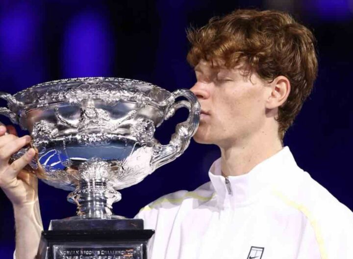 Sinner bacia il trofeo