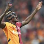Victor Osimhen esulta