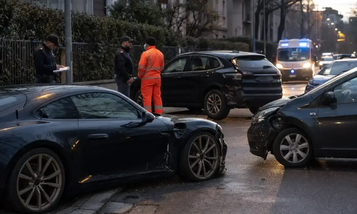 Auto incidentate all’alba con agenti che effettuano i rilievi e ambulanza sullo sfondo