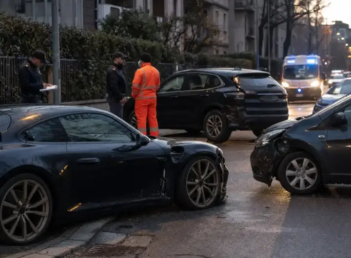 Auto incidentate all’alba con agenti che effettuano i rilievi e ambulanza sullo sfondo