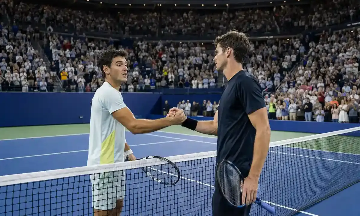 Due tennisti si stringono la mano a rete su un campo in cemento, con lo stadio pieno sullo sfondo